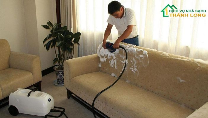 Phun chất tẩy rửa vào bề mặt ghế - Quy trình vệ sinh ghế sofa